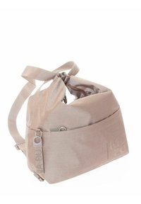 Mochila de tela texturizada en color rosa claro, con parte superior fruncida, tirantes ajustables y un bolsillo exterior que presenta un pequeño detalle metálico grabado.