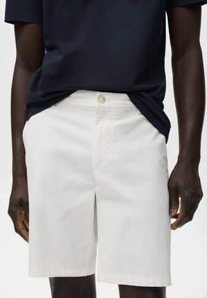 Pantaloni scurți albi cu croială dreaptă, din bumbac. Prezintă un închidere cu nasture în față și buzunare laterale. Textură netedă, design casual.
