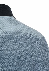 Hellblauer gestrickter Pullover mit einem strukturierten Muster und einem dunkelblauen Kragen. Der Stoff ist weich und hat ein leicht meliertes Aussehen.