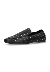 Černé kožené slip-on boty s kulatou špičkou a rozptýlenými kovovými nýty pro texturu. Plná podrážka s elastickým zadním dílem.