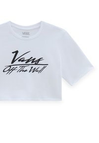 Camiseta corta blanca hecha de tela suave, con un logo negro "Vans Off The Wall" en una fuente cursiva negrita en el frente.