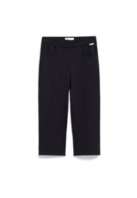 Zwarte capri-legging gemaakt van elastische stof. Beschikt over een platte tailleband en twee voorke pocketen. Glad textuur zonder zichtbare patronen.