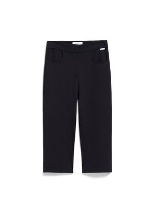 Zwarte capri-legging gemaakt van elastische stof. Beschikt over een platte tailleband en twee voorke pocketen. Glad textuur zonder zichtbare patronen.