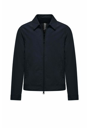 Męska czarna kurtka zapinana na zamek z kołnierzem i długimi rękawami, z bocznymi kieszeniami i prostym dołem.