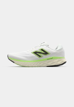 Scarpa da corsa bianca con accenti neri e verde neon, tomaia in mesh, suola decorata e una intersuola Fresh Foam imbottita.