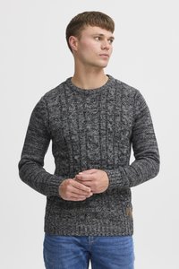 Sweter w splot warkoczowy w ciemnoszarym i czarnym odcieniu, z okrągłym dekoltem i ściągaczami na mankietach. Posiada teksturowany wzór i detal z logo marki.