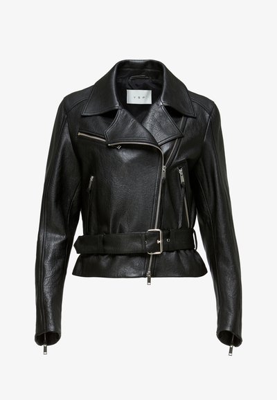 Čierna kožená motorkárska bunda s opaskom v páse, striebornými zipsami a špicatým golierom. Obsahuje textúrovaný materiál a bohaté šitie.