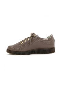 Sneaker in pelle marrone con texture trapuntata, occhielli dorati e lacci tondi. Presenta una suola nera rigata per aderenza e durata.