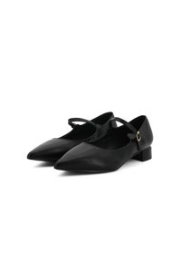 Ballerine in pelle nera con punte appuntite, un tacco basso a blocco e una fascia alla caviglia con un dettaglio a fibbia metallica tonda.