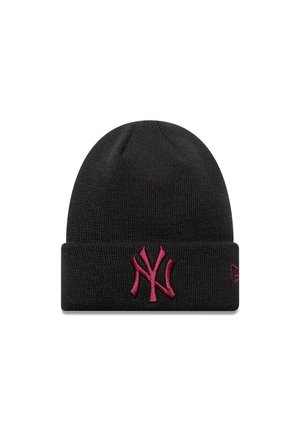 Berretto in maglia nera con risvolto, caratterizzato da un logo 'NY' ricamato in rosso scuro sul davanti. Tessuto testurizzato. Design semplice e aderente.