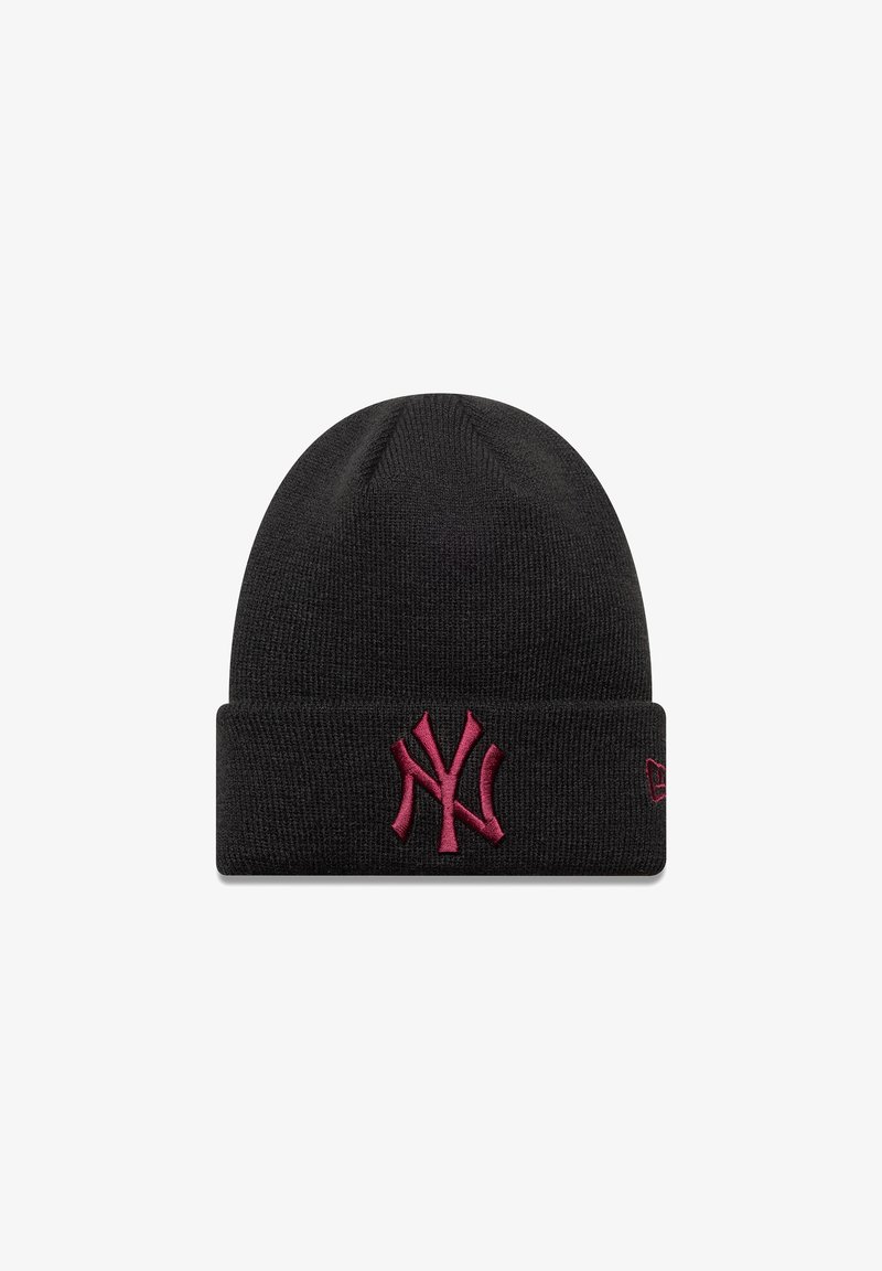Gorro de malha preto com punho dobrado, apresentando um logótipo em bordado vermelho-escuro 'NY' na frente. Tecido texturizado. Design simples e ajustado.