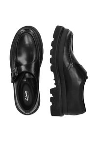 Zwarte leren schoenen met een dikke zool, met een gladde afwerking, een gespsluiting op de band en een klassiek ontwerp.