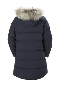 Abrigo de invierno acolchado azul marino con capucha adornada con ribete de piel sintética gris claro, visto desde atrás.