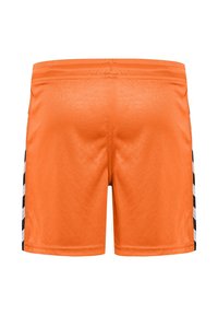 Orange atletisk shorts med en slät yta, svarta och vita sidosträck samt en elastisk midja för komfort och flexiblitet.