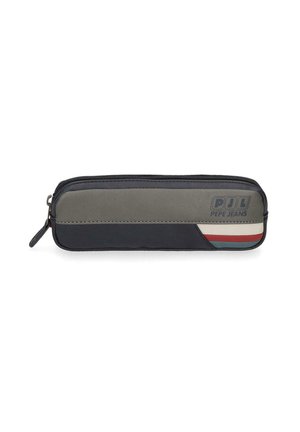 Estuche rectangular para lápices de color negro y gris con cremallera, con franjas rojas, blancas y azules y el logo de Pepe Jeans en el frente.