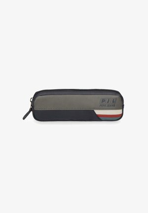 Estuche rectangular para lápices de color negro y gris con cremallera, con franjas rojas, blancas y azules y el logo de Pepe Jeans en el frente.