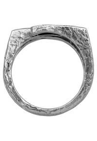 Bague en argent massif avec une surface texturée, dotée d'un dessus légèrement carré et d'un design irrégulier autour de l'anneau.