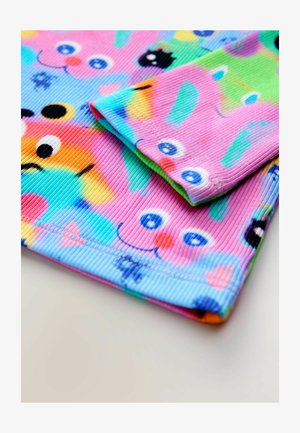 Farverigt stof med et legende mønster af kaniner, multicolor akcenter og ansigtstræk. Teksturert, ribbet materiale.