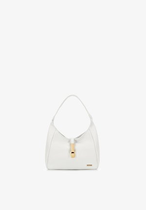 Witte leren handtas met een zachte, ronde vorm. Voorzien van een gouden sluiting en een enkele schouderband. Gladde textuur, minimale details.