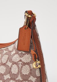 COACH SIGNATURE JULIET SHOULDER BAG - Käekott - cocoa/burnished amber