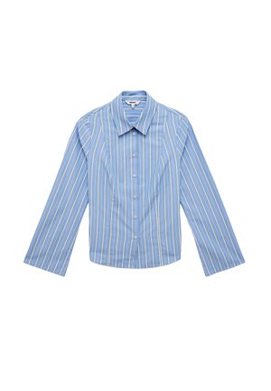 Jasnoniebieska koszula na długi rękaw z pionowymi białymi paskami i szpiczastym kołnierzykiem, rozłożona płasko na białym tle.