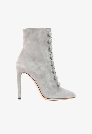 Bottine grise en daim à talons hauts avec boutons recouverts sur le devant et bout pointu.