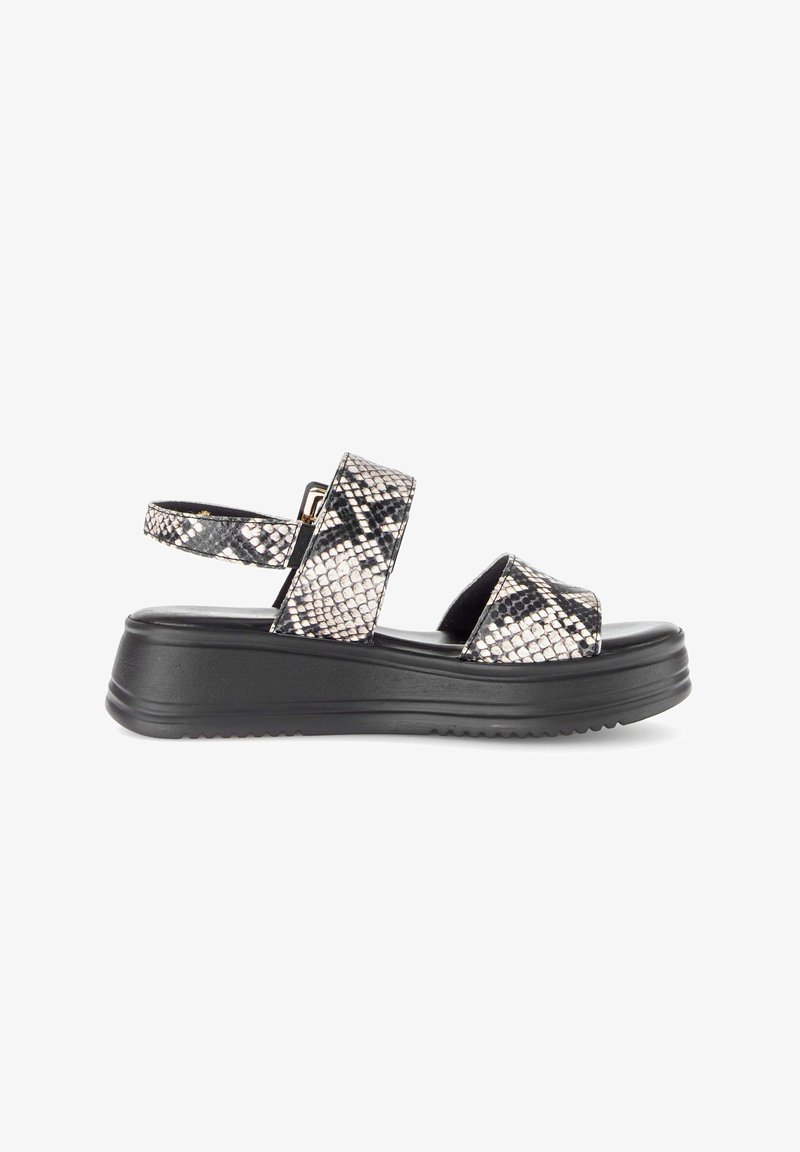 Sandale plateforme noire avec des brides à imprimé serpent beige et noir, une sur les orteils et une avec boucle autour de la cheville, semelle plate.