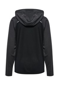 Sudadera negra con tejido texturizado, mangas largas y una capucha amplia. Incluye acentos en contraste a lo largo de los hombros.