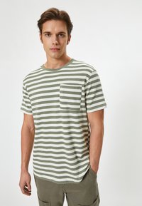 Koton POCKET DETAIL - Camiseta estampada - green