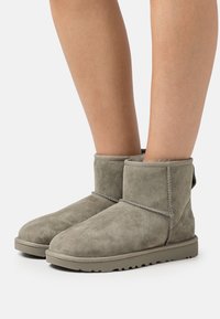 UGG - CLASSIC MINI - Klasikiniai aulinukai - moss green Miniatiūros vaizdas 1