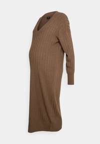 Brun ribbad stickad klänning med djup V-ringning och trekvartslånga ärmar. Har en avslappnad passform och en medellång design. Mjuk textur.