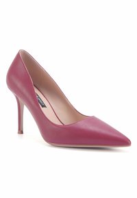 Décolleté in pelle bordeaux con punta affusolata, superficie liscia e tacco sottile. La soletta interna presenta un'etichetta con il marchio.