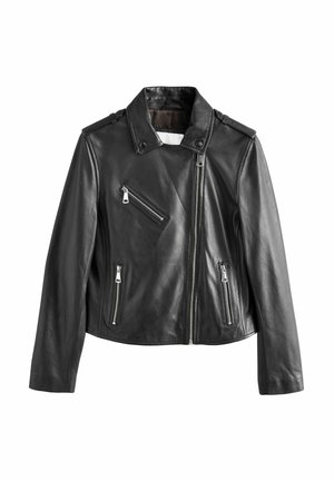 Giubbotto da moto in pelle nera con colletto a punta, chiusura con zip asimmetrica e più tasche zip. Texture liscia, design aderente.
