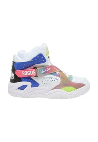 Wysokie sneakersy z białą skórzaną bazą oraz kolorowymi akcentami w odcieniach niebieskiego, różowego i zielonego. Zauważalne paski i perforowane detale.