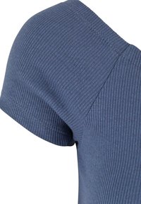 Haut en tissu côtelé bleu avec une coupe ajustée, des manches courtes et une texture lisse ornée de fines rayures verticales.