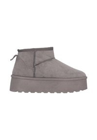 Botas tobilleras grises con suela plana, parte superior de tela suave, detalles cosidos, una lengüeta en la parte trasera y un diseño minimalista.