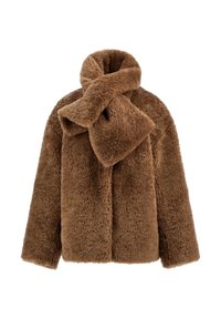 Veste marron en fausse fourrure avec manches longues et une écharpe attachée enroulée autour du col sur un fond blanc uni.