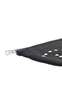 Czarna siatkowa saszetka z zamkiem błyskawicznym, z okrągłymi srebrnymi akcentami i teksturowaną powierzchnią zapewniającą pewny chwyt. Płaski, prostokątny kształt.