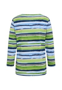 Langärmliges Hemd mit horizontalen Streifen in Grün-, Blau-, Marine-, Weiß- und Beigetönen, Ansicht von hinten.