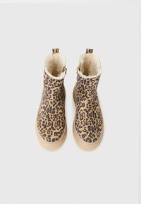 Leopardenmuster-Ankle Boots mit beiger Innenauskleidung, glatter Textur, niedrigem Gummisohle und einer Zuglasche hinten für einfaches Anziehen.