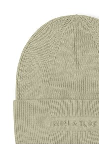 Beanie lavorato a maglia verde chiaro con texture a coste e risvolto. Presenta il nome del brand in rilievo sul risvolto.