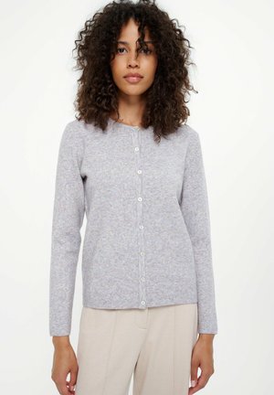 Hellegrauer Cardigan aus weichem, strukturiertem Stoff. Verfügt über lange Ärmel und einen runden Halsausschnitt mit einer Reihe von fünf Knöpfen auf der Vorderseite.