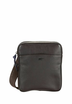 Dunkelbraune Leder-Umhängetasche mit strukturierter Oberfläche, Reißverschluss und Logo-Details. Verstellbarer Schulterriemen mit kontrastierenden Farbakzenten.