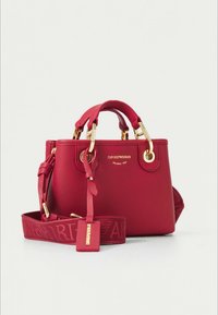 Rode leren handtas met gestructureerde afwerking, hardware in goudtint, twee bovenhandvatten en een afneembare riem met gegraveerd logo detail.