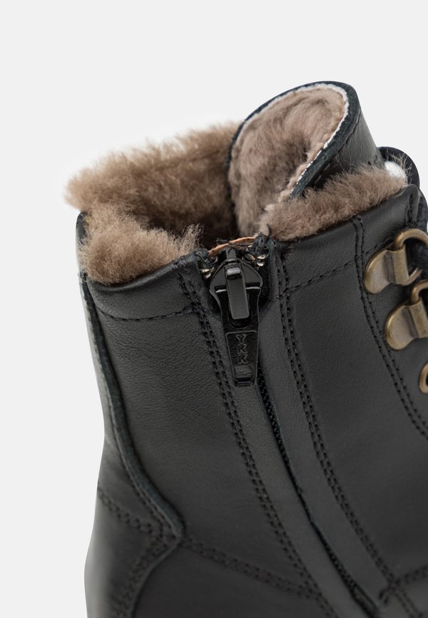 MAIA  – Schnürstiefelette