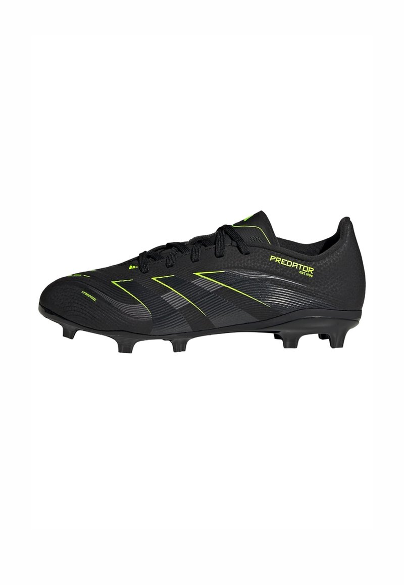 Czarne korki piłkarskie Adidas Predator z żółtymi akcentami i formowanymi kolcami na białym tle.