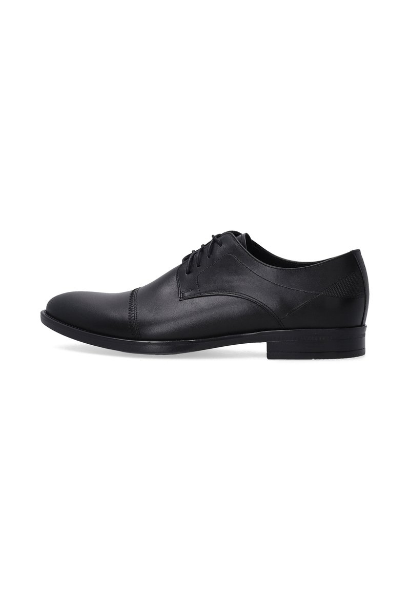 Zwarte leren nette schoen met een gladde afwerking, ronde neus en minimale stiksels. Beschikt over een vetersluiting en een platte rubberen zool.