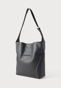 Fekete bőrből készült válltáska, amely texturált felülettel, ívelt felső résszel, oldalsó díszvarrással és arany színű fémalkatrészekkel rögzített állítható pánttal rendelkezik.