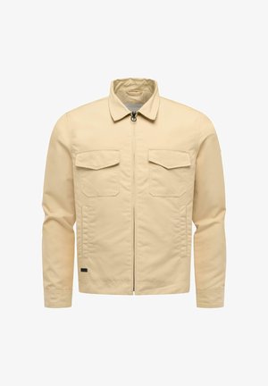 Beige glidelåsjakke med krage, to brystlommepatcher med klaff og to sidelommer, vist på hvit bakgrunn.