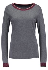 Pull gris à manches longues avec un col rond. Présente un col et des poignets bordeaux scintillants, et un corps texturé uni.